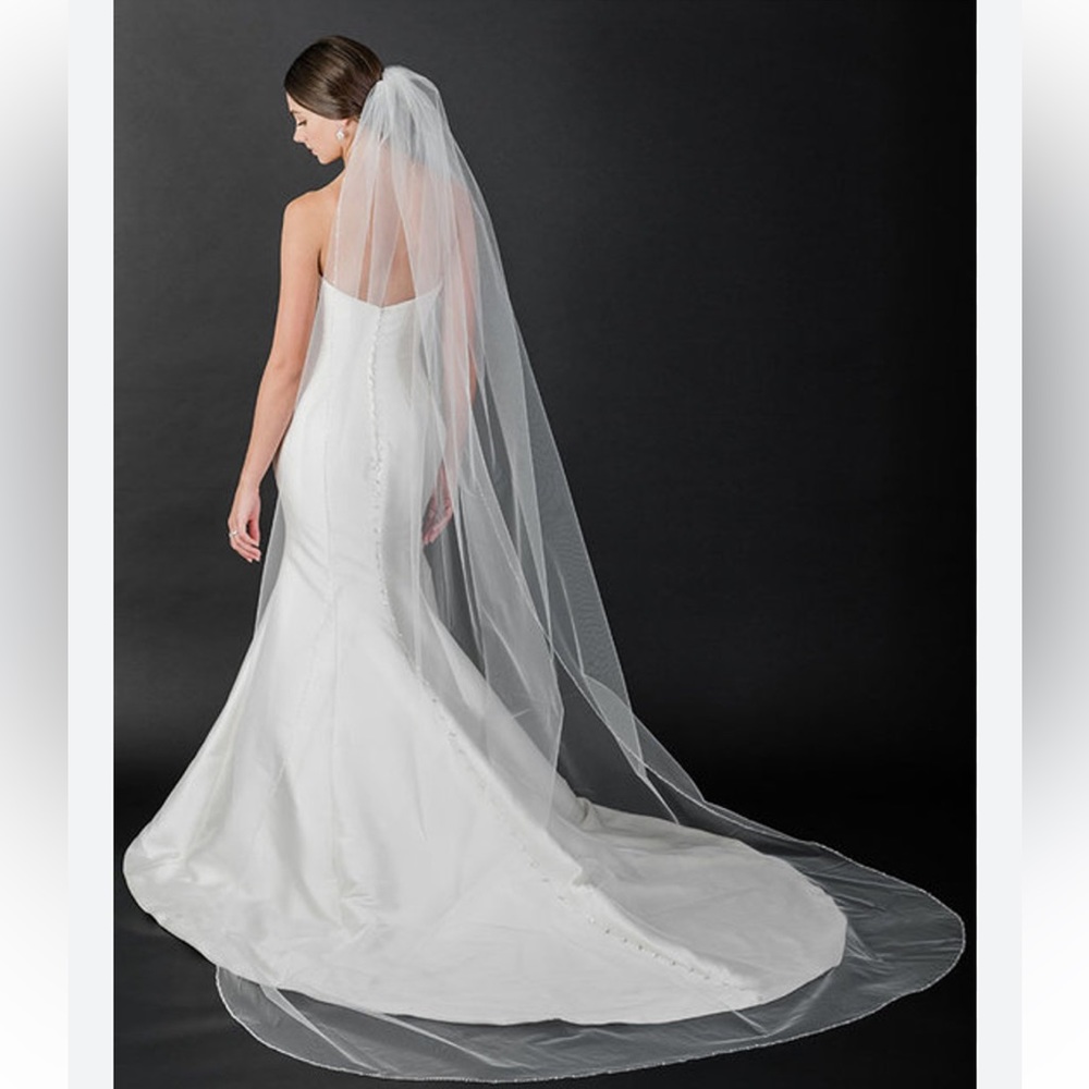 Bel Aire V7380C cathedral pearl and crystal Veil. Ivory